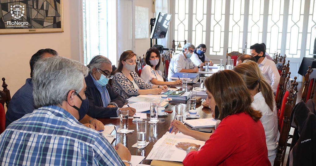 El Intendente Dr. Omar Lafluf, su equipo de técnicos y por la OPP, el Director del Programa de Desarrollo y Gestión Subnacional (PDGS II) Arq. Guillermo Bordoli, mantuvieron un encuentro de trabajo, donde se analizaron las diversas obras e inversiones que se planifican en Río Negro.